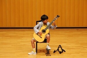 ギターを弾く小学生の男の子
